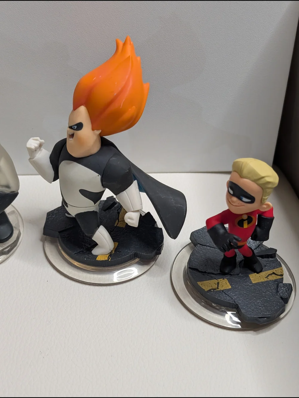 Disney Infinity The Incredibles Game Pieces Mr. Incredible, And Four Other
